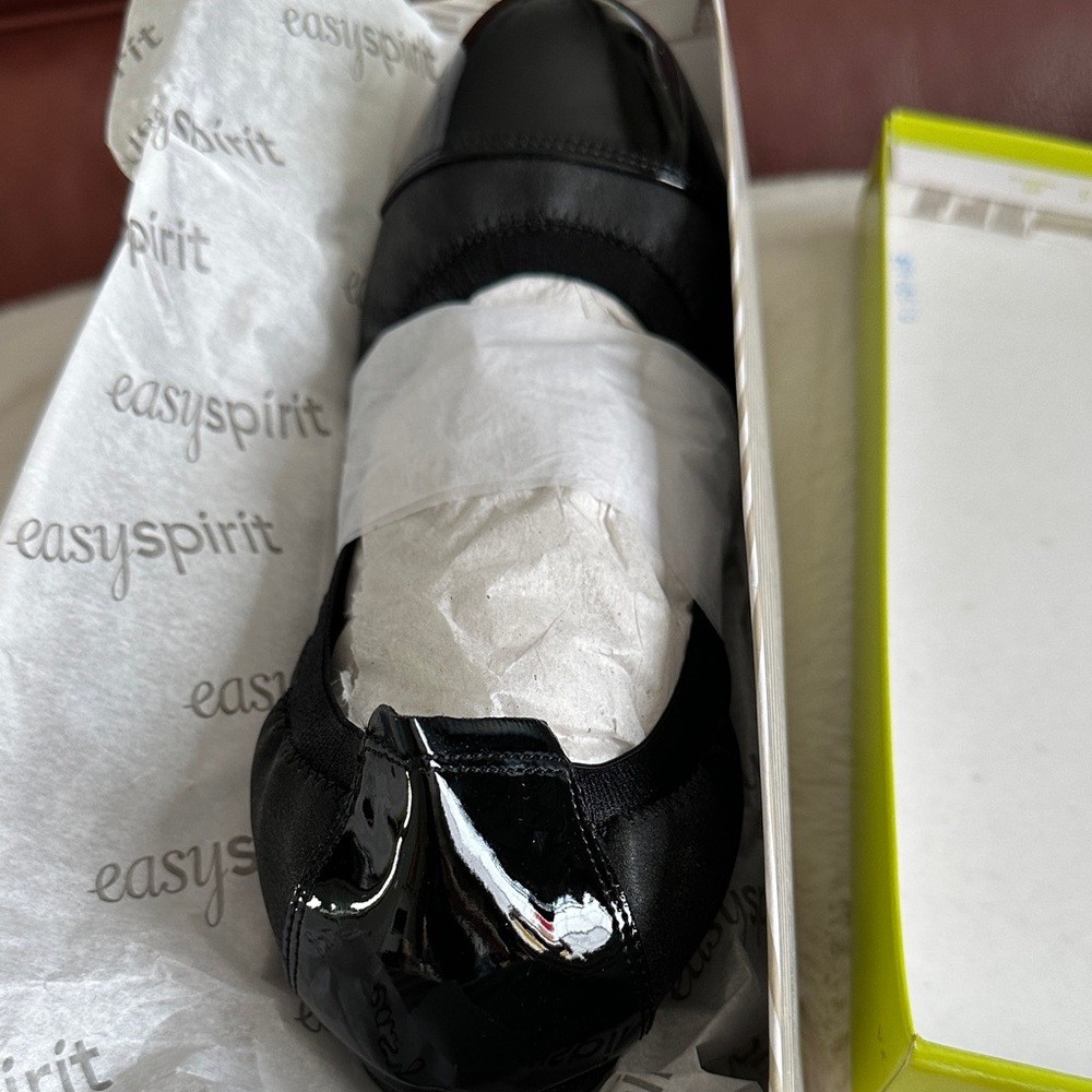 e360 easyspirit black flat. NWT. SIXE 8.5.